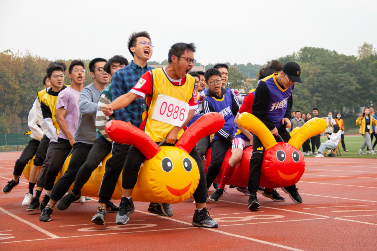 公共管理学院师生在参加同舟共济项目(学通社记者 何鑫 摄)