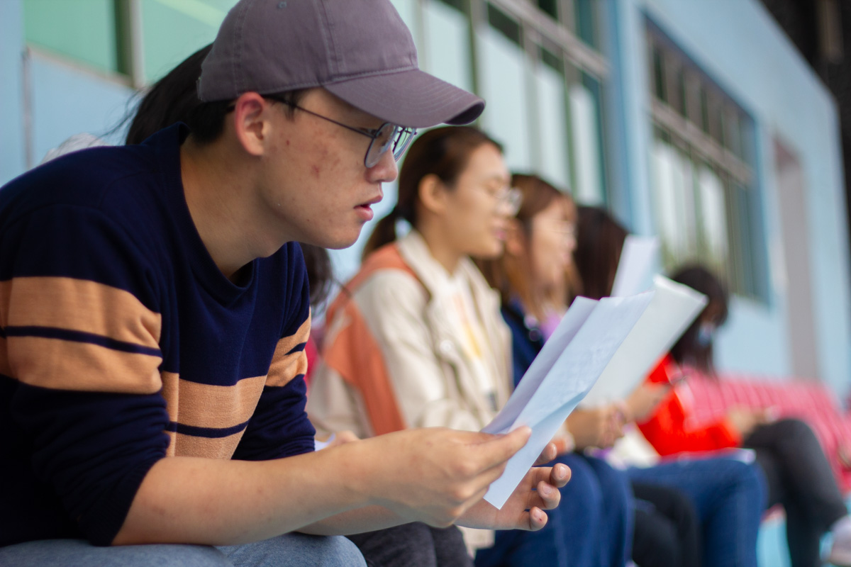 运动会开幕式前广播员准备稿件（学通社记者 梁钰琪 摄）