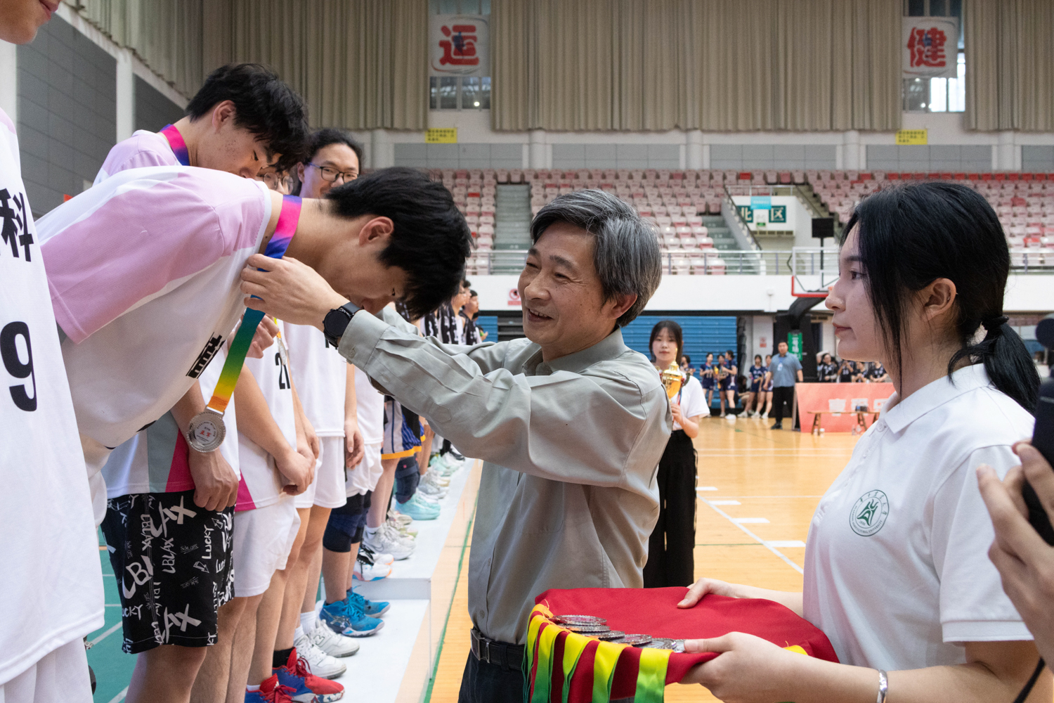 校党委书记高翅为植物科学技术学院男排队员颁奖（学通社记者 魏雨城 摄）