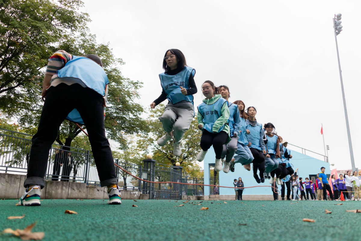 资环学院师生“大河之舞”比赛（学通社记者 周丹丹 摄）