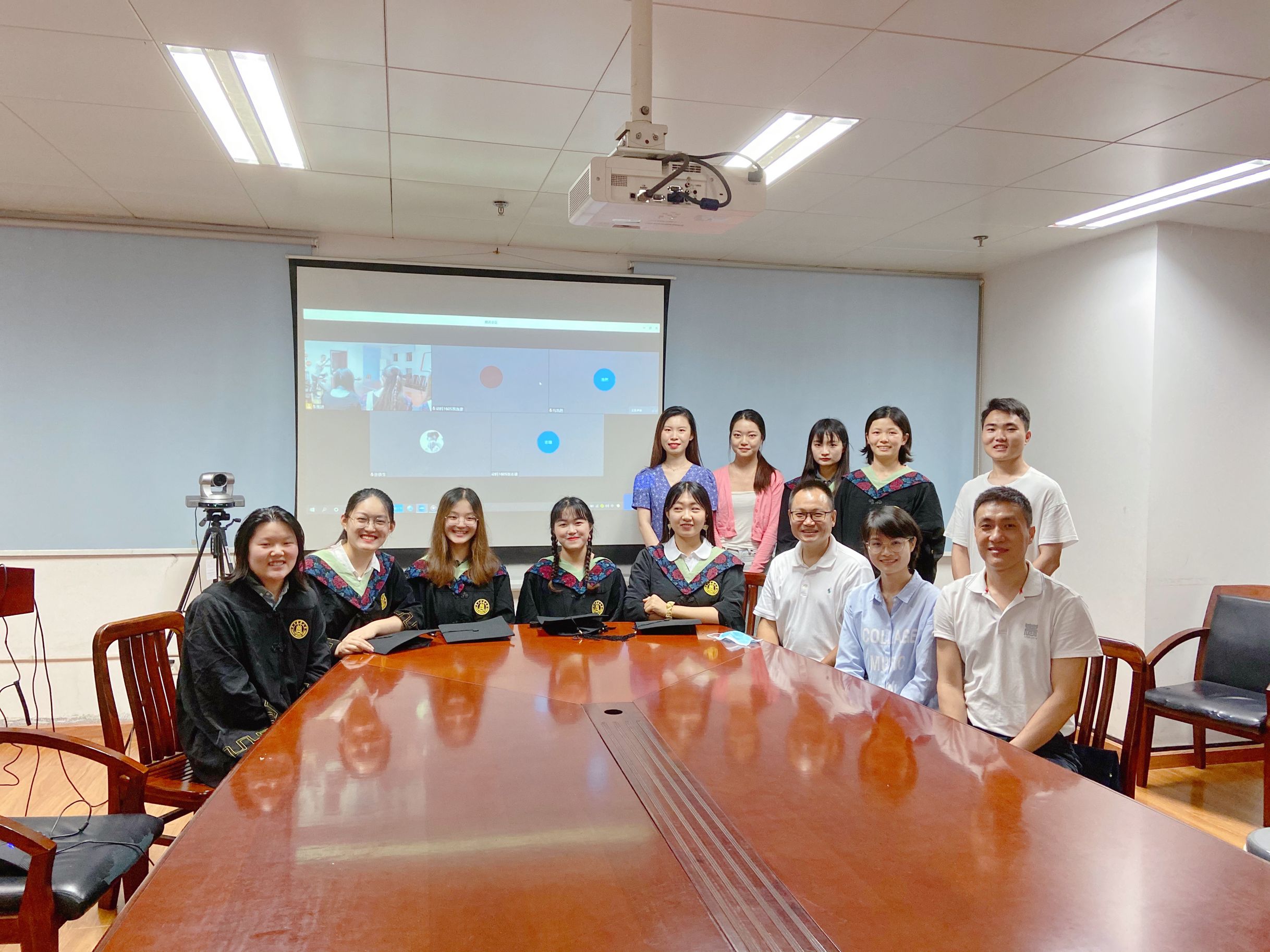 学院党委书记刘兴斌参加毕业生班会